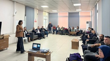 BELEDİYE OTOBÜSÜ ŞOFÖRLERİ, KADINA YÖNELİK ŞİDDET KONUSUNDA BİLGİLENDİRİLDİ