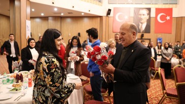 YÜREĞİR’DE ÖĞRETMENLER GÜNÜ COŞKUYLA KUTLANDI