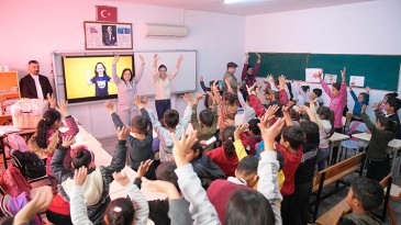 SEYHANLI ÇOCUKLARIN PATLAMIŞ MISIR EŞLİĞİNDE FİLM KEYFİ