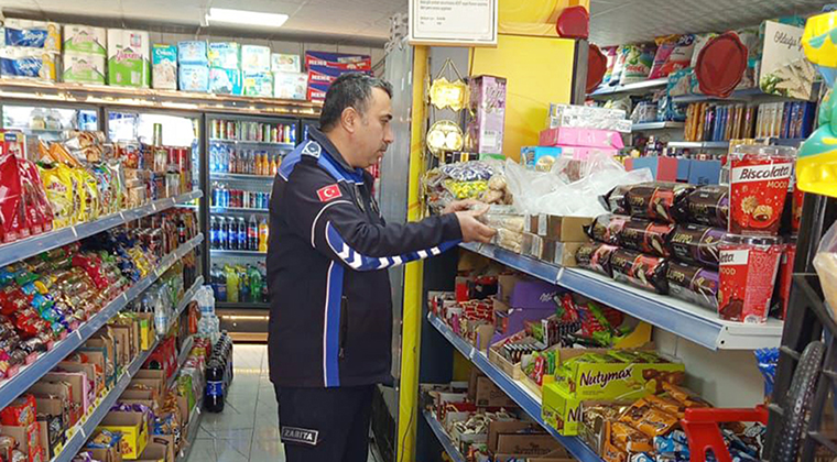 YUMURTALIK BELEDİYESİ, GIDA VE ETİKET DENETİMİNDE TİTİZ ÇALIŞIYOR