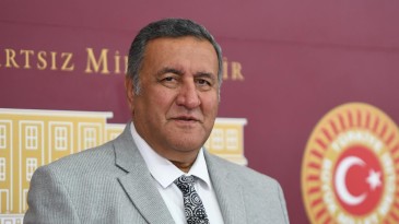 GÜRER: “EMEKLİ YA AÇ KALACCAK YA İCRA KAPIYI ÇALACAK”