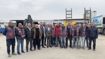 BAŞKAN DA İŞÇİLER DE DAHA TEMİZ BİR YUMURTALIK İÇİN ÇALIŞIYOR