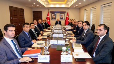 ADANA VALİLİĞİ’NDE SUÇ ORANLARINI AZALTMAK İÇİN TOPLANTI DÜZENLENDİ