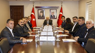 VALİLİKTE MEVSİMLİK TARIM İŞÇİLERİ İÇİN TOPLANTI DÜZENLENDİ