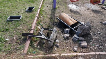 BELEDİYE PARKINA SALDIRDILAR…