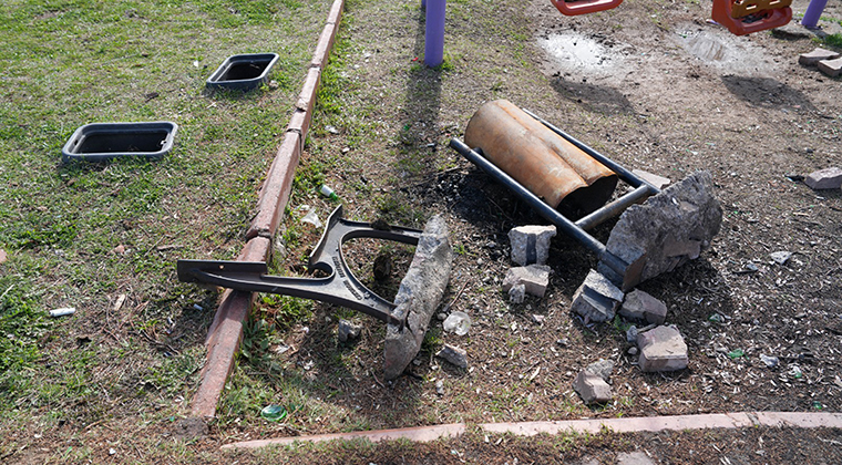 BELEDİYE PARKINA SALDIRDILAR…