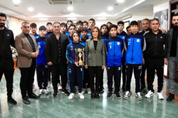 ŞAMPİYONLUK KUPASINI BAŞKAN OYA TEKİN’E ARMAĞAN ETTİLER