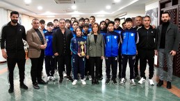 ŞAMPİYONLUK KUPASINI BAŞKAN OYA TEKİN’E ARMAĞAN ETTİLER