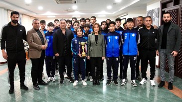 ŞAMPİYONLUK KUPASINI BAŞKAN OYA TEKİN’E ARMAĞAN ETTİLER