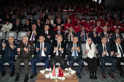 VALİ KÖŞGER VE PROTOKOL, DEPREMDE ÖLENLER İÇİN ANMA PROGRAMINA KATILDI