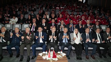 VALİ KÖŞGER VE PROTOKOL, DEPREMDE ÖLENLER İÇİN ANMA PROGRAMINA KATILDI