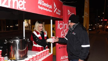 YÜREĞİR BELEDİYESİ 5 NOKTADA SICAK ÇORBA DAĞITIMINA BAŞLADI