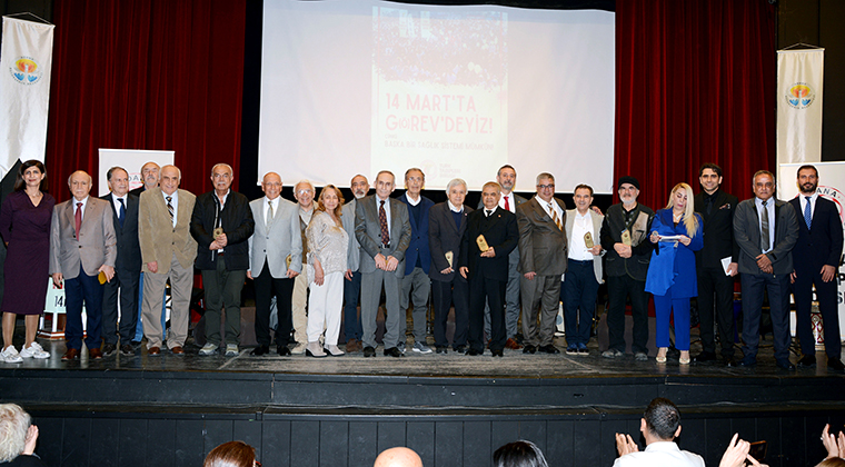 50 YILLIK HEKİMLER PLAKET ALDI