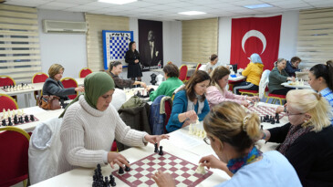 ÇUKUROVALI KADINLAR SANRANÇ ÖĞRENİYOR