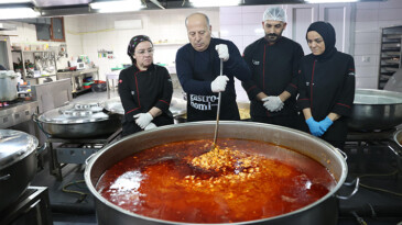 YÜREĞİR’İN MUTFAĞI RAMAZANDA ARALIKSIZ ÇALIŞIYOR…