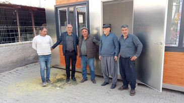 YUMURTALIK BELEDİYESİ’NDEN ASMALI’YA MUHTARLIK OFİSİ HEDİYESİ