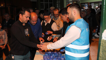 YÜREĞİR’İN CAMİLERİNDE AĞIZLAR TATLANIYOR…