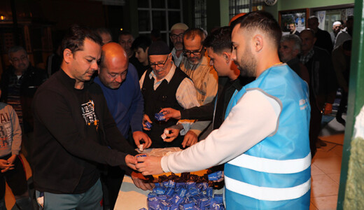 YÜREĞİR’İN CAMİLERİNDE AĞIZLAR TATLANIYOR…