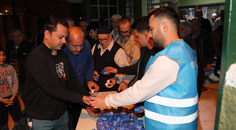 YÜREĞİR’İN CAMİLERİNDE AĞIZLAR TATLANIYOR…