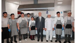 VALİ KÖŞGER İŞÇİLERLE AYNI SOFRAYI PAYLAŞTI