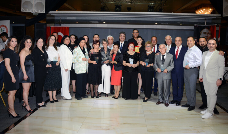 ADEO, YARIM ASIRLIK ECZACILARA PLAKET VERDİ
