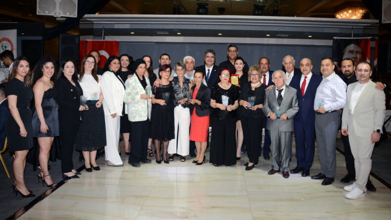 ADEO, YARIM ASIRLIK ECZACILARA PLAKET VERDİ