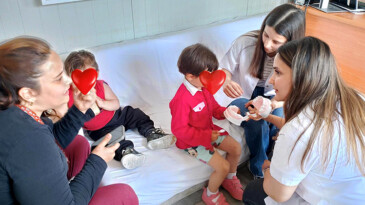 KONTEYNERKENTTE YAŞAYAN DEPREMZEDE ÇOCUKLAR MORAL BULDU