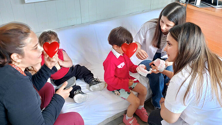 KONTEYNERKENTTE YAŞAYAN DEPREMZEDE ÇOCUKLAR MORAL BULDU