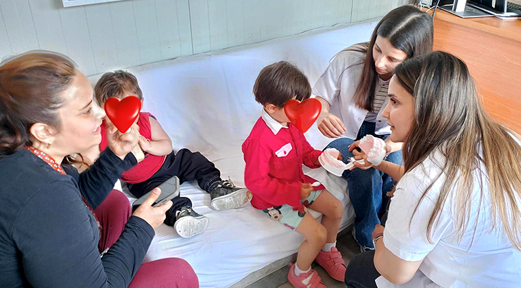 KONTEYNERKENTTE YAŞAYAN DEPREMZEDE ÇOCUKLAR MORAL BULDU