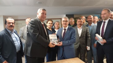 GÜRER’İN YAZDIĞI NİĞDE SİYASET TARİHİ KİTABI OKUR İLE BULUŞTU