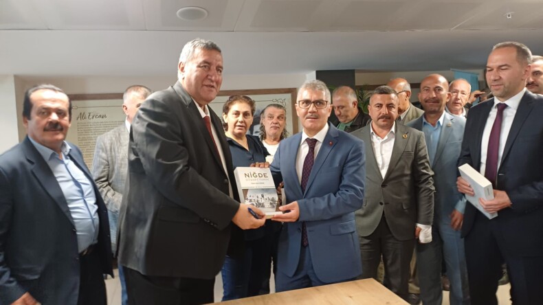 GÜRER’İN YAZDIĞI NİĞDE SİYASET TARİHİ KİTABI OKUR İLE BULUŞTU