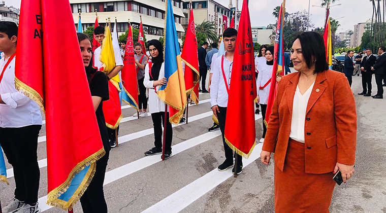 MÜZEYYEN ŞEVKİN: GENÇLER ÜZERİNDEKİ BASKI SONA ERMELİDİR