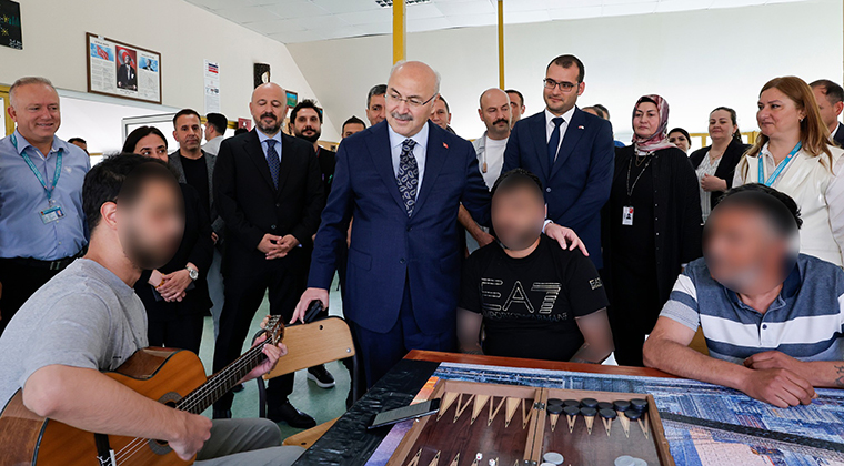 VALİ KÖŞGER’DEN AMATEM VE RUH SAĞLIĞI HASTANESİNE ZİYARET
