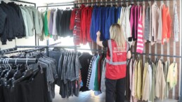 YÜREĞİR BELEDİYESİ KIYAFET BANKASI YÜZLERİ GÜLDÜRÜYOR