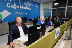 BAŞKAN DEMİRÇALI ÇAĞRI MERKEZİ’NDE TELEFONLARI CEVAPLADI