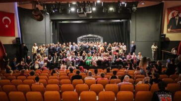 “SEVGİLİ DOKTOR” TİYATRO OYUNU BÜYÜK BEĞENİ TOPLADI