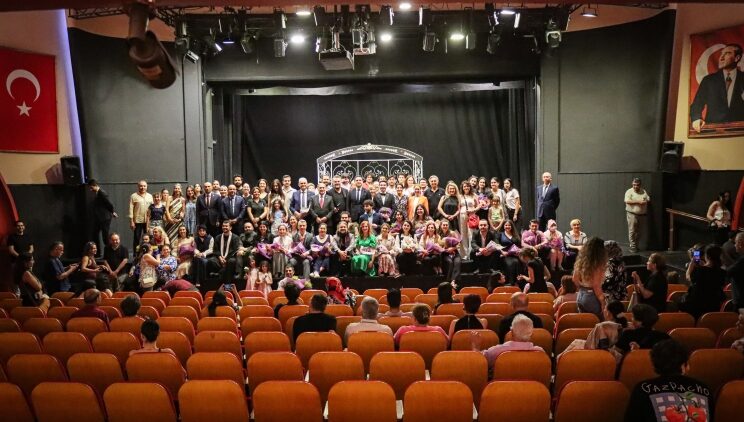 “SEVGİLİ DOKTOR” TİYATRO OYUNU BÜYÜK BEĞENİ TOPLADI