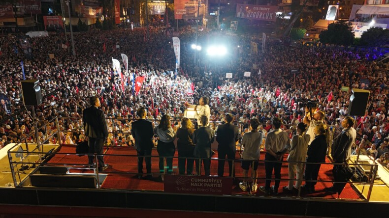 ADANA SEL OLDU, ZEYDAN KARALAR’A SAHİP ÇIKMAK İÇİN UĞUR MUMCU MEYDANI’NA AKTI