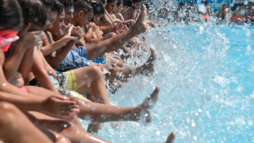 SEYHANLI ÇOCUKLAR HEM SERİNLİYOR HEM DE YÜZME ÖĞRENİYOR