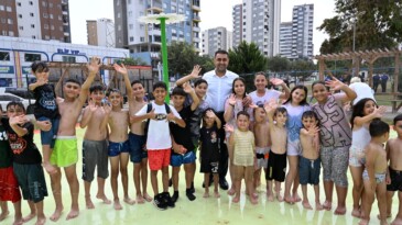 BAŞKAN EMRAH KOZAY, SU OYUN PARKI’NDA ÇOCUKLARLA BULUŞTU