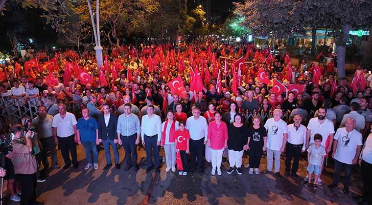 ADANA’DA 30 AĞUSTOS COŞKUSU SOKAKLARA, APARTMANLARA TAŞTI