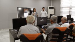 SEYHAN BELEDİYESİNDEN, EMEKLİLERE TEKNOLOJİ EĞİTİMİ