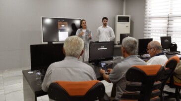 SEYHAN BELEDİYESİNDEN, EMEKLİLERE TEKNOLOJİ EĞİTİMİ