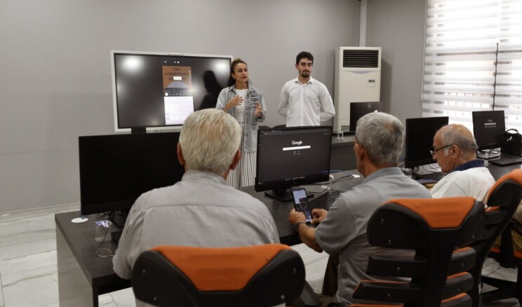 SEYHAN BELEDİYESİNDEN, EMEKLİLERE TEKNOLOJİ EĞİTİMİ