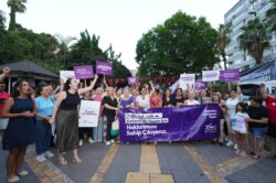 CHP KADIN KOLLARI 81 İLDEN HAYKIRDI: “KADIN CİNAYETLERİ POLİTİKTİR!”