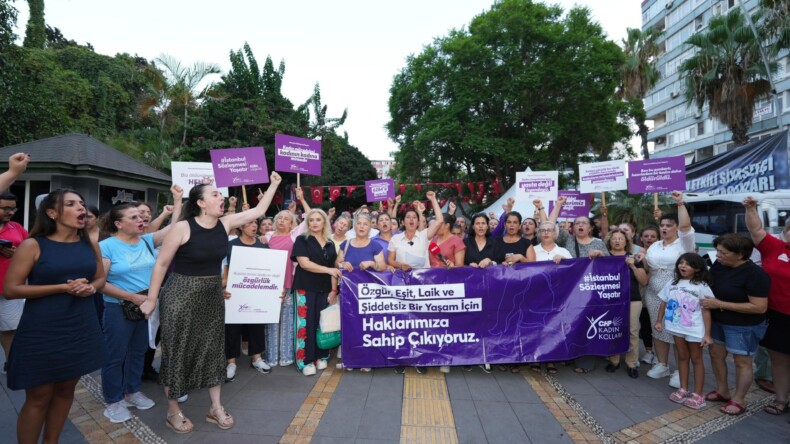 CHP KADIN KOLLARI 81 İLDEN HAYKIRDI: “KADIN CİNAYETLERİ POLİTİKTİR!”