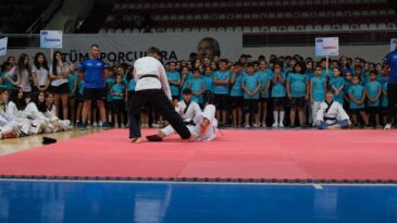 ADANA BÜYÜKŞEHİR BELEDİYESİ EĞİTİMDE VE SPORDA ÇOCUKLARIN, GENÇLERİN YANINDA