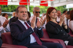 BAŞKAN SEÇER VE MERAL SEÇER, MERSİNLİLERİN ZAFER BAYRAMI COŞKUSUNA ORTAK OLDU