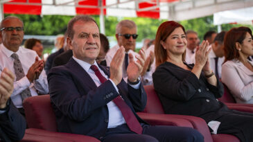 BAŞKAN SEÇER VE MERAL SEÇER, MERSİNLİLERİN ZAFER BAYRAMI COŞKUSUNA ORTAK OLDU