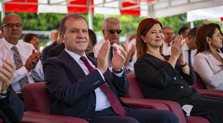 BAŞKAN SEÇER VE MERAL SEÇER, MERSİNLİLERİN ZAFER BAYRAMI COŞKUSUNA ORTAK OLDU